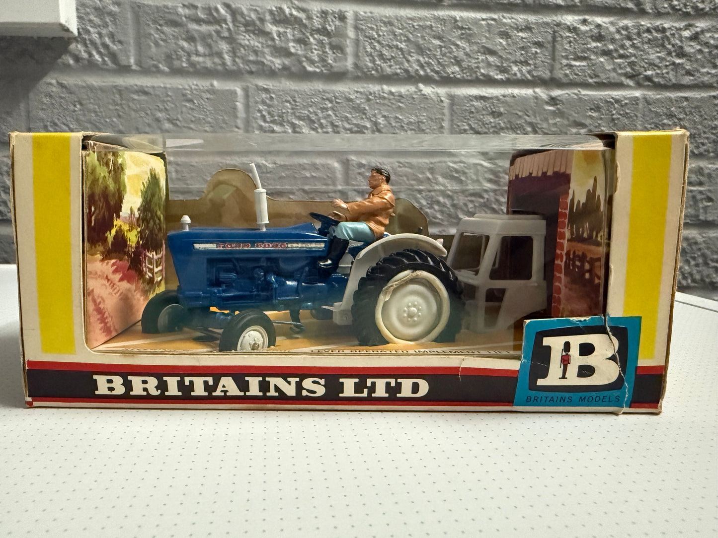 Britains Ford 5000 Tractor – Model No. 9527 (Boxed, Vintage)