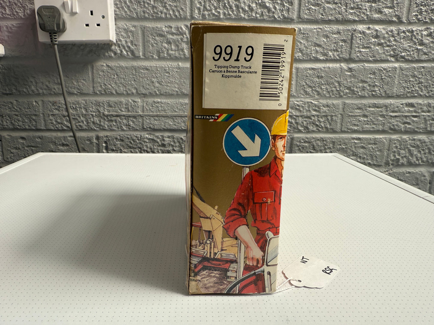 Britain's 1:32 Scale Dump Truck with Worker Figure - Product Number 9919