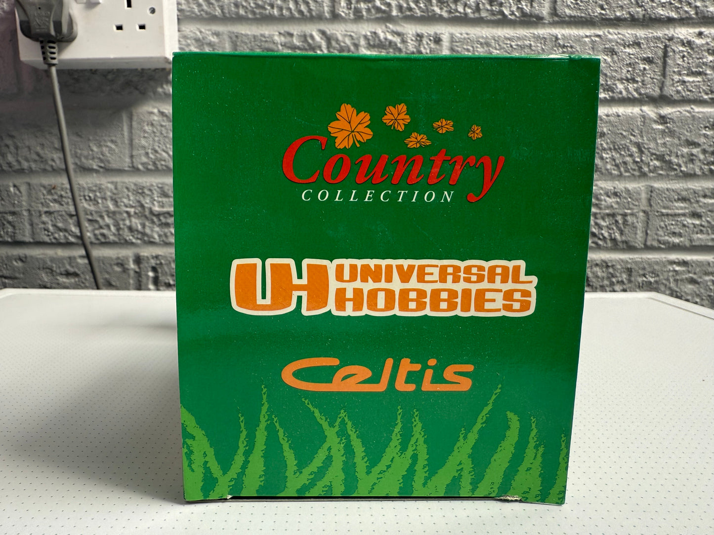 Renault Celtis 1:32 Die-Cast Tractor - Universal Hobbies Country Collection