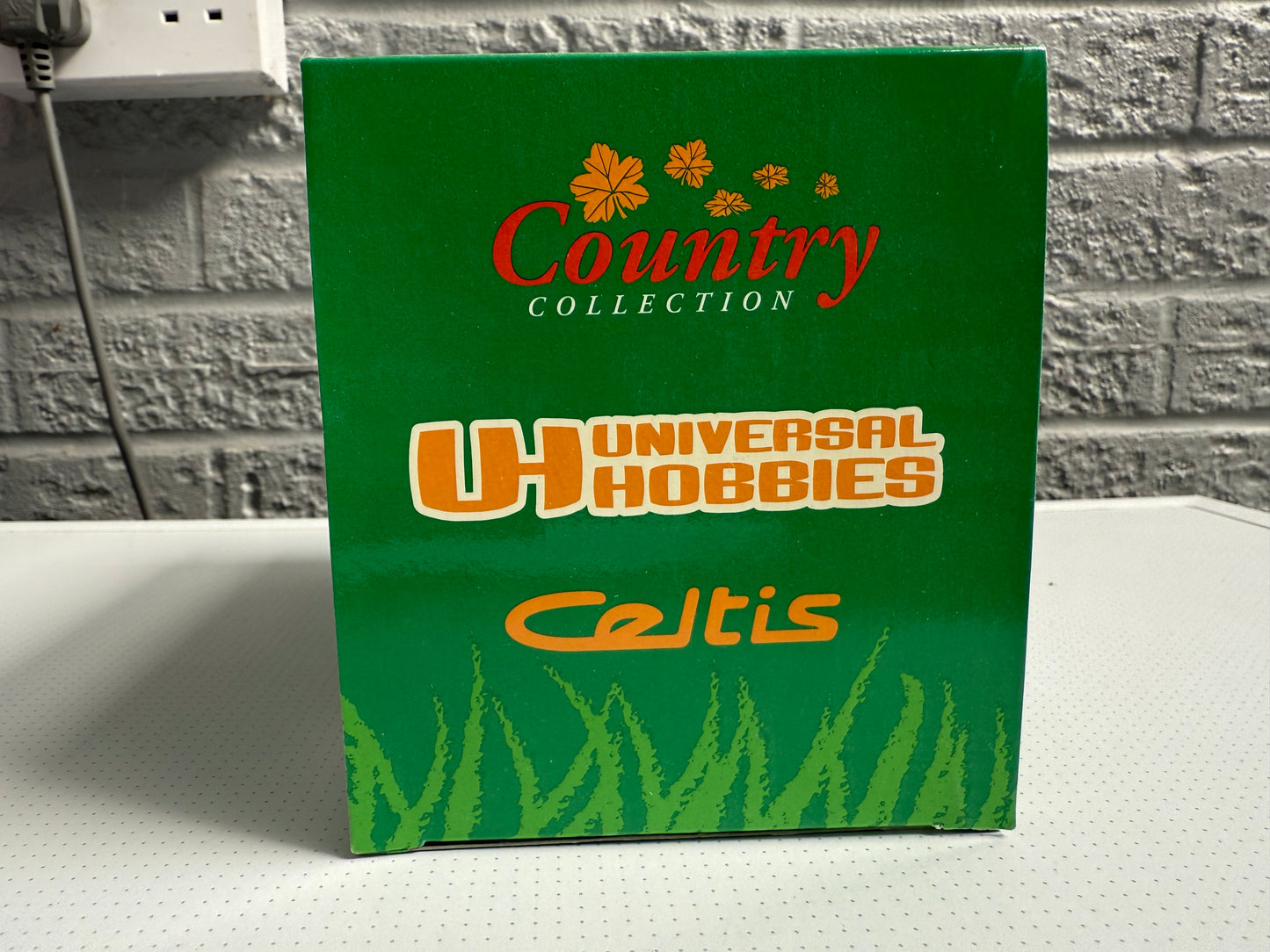 Renault Celtis 1:32 Die-Cast Tractor - Universal Hobbies Country Collection