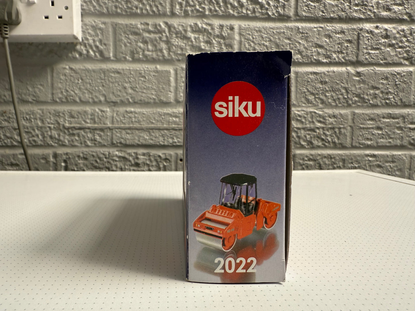 2022 Road Roller HAMM HD90 - 1:50 Scale Model by Siku (Product Number: 1843)