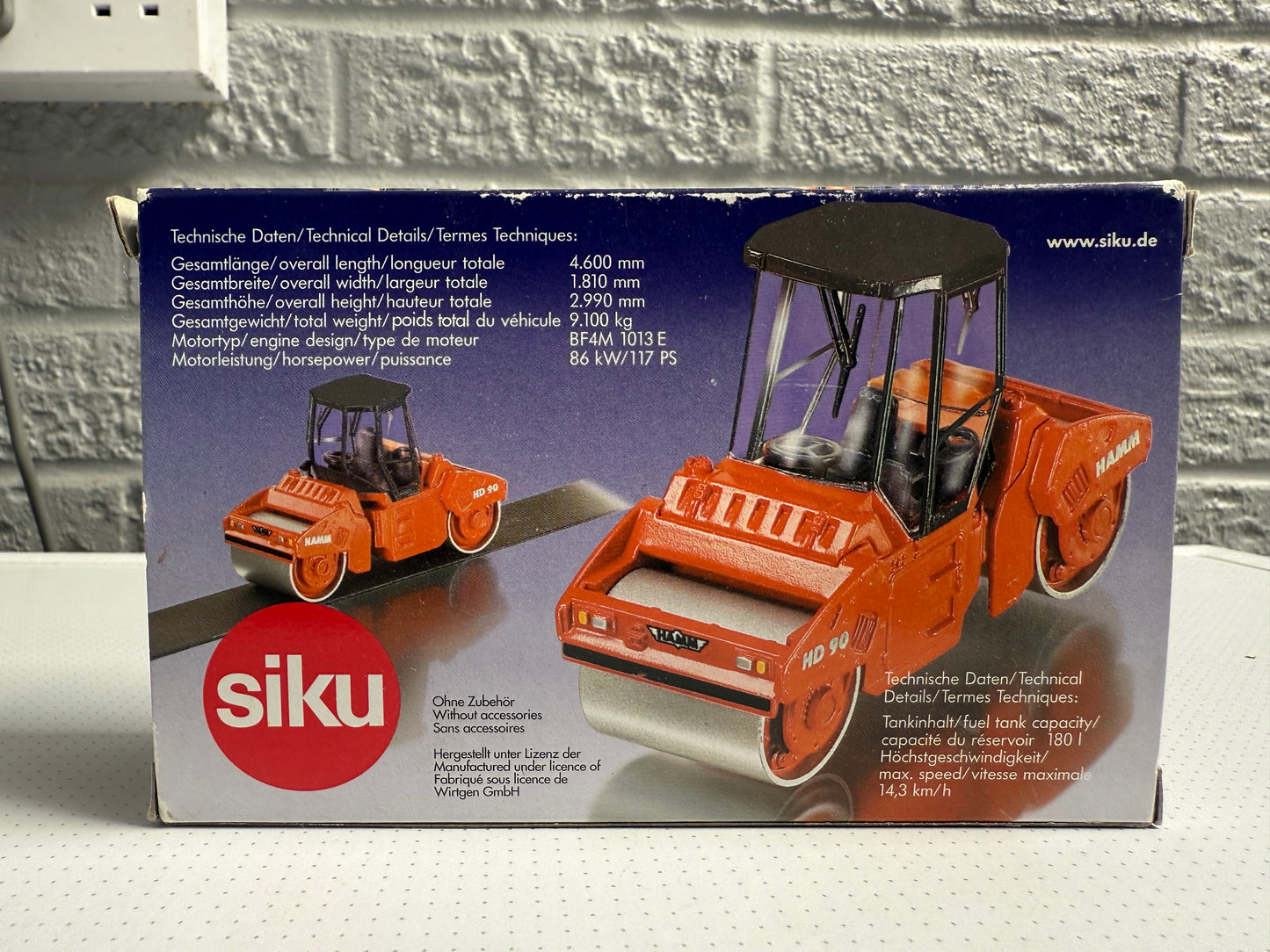 2022 Road Roller HAMM HD90 - 1:50 Scale Model by Siku (Product Number: 1843)