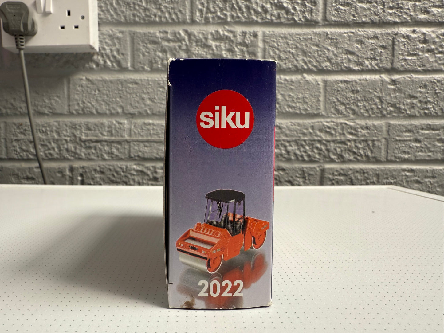 2022 Road Roller HAMM HD90 - 1:50 Scale Model by Siku (Product Number: 1843)