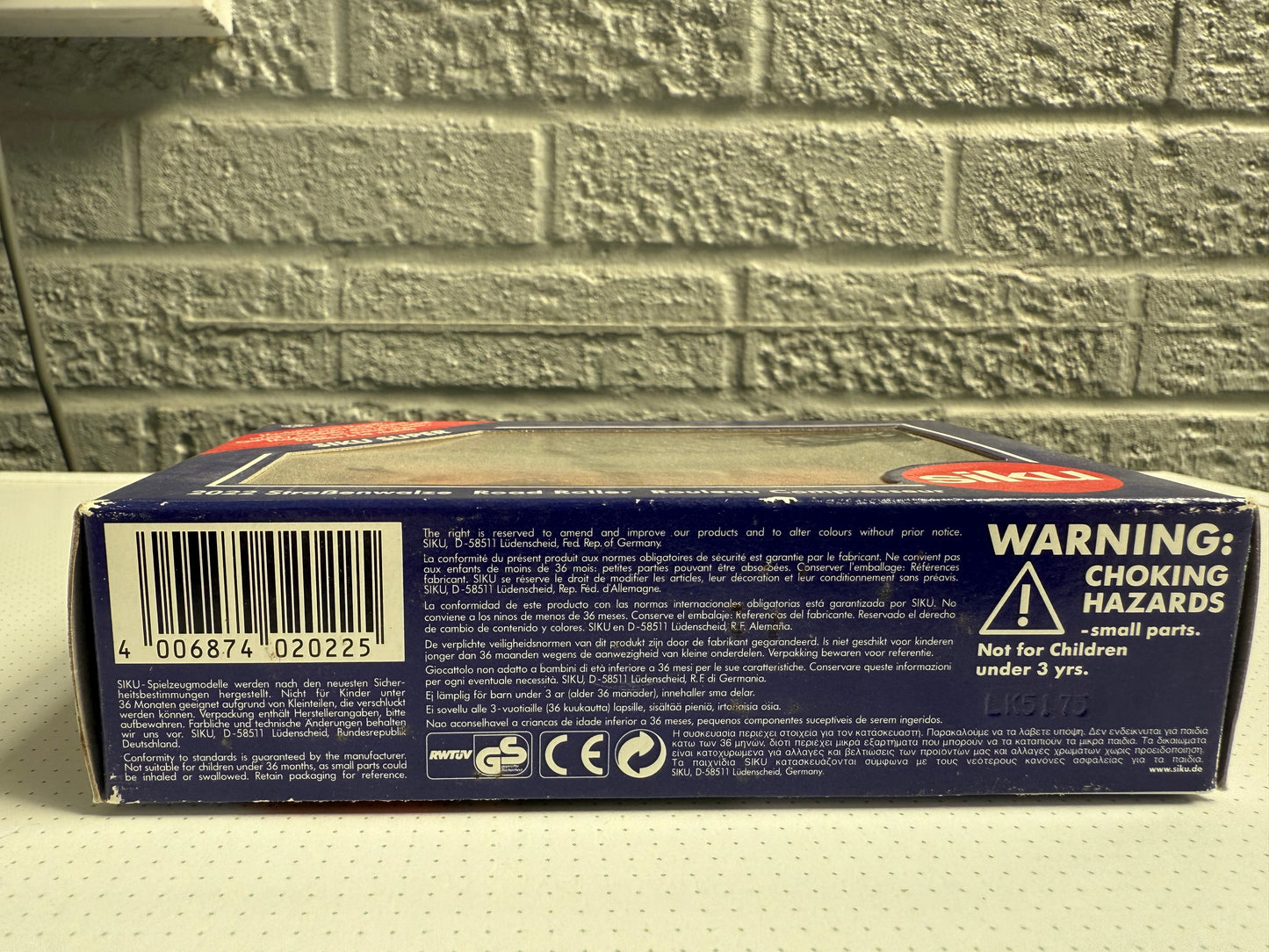 2022 Road Roller HAMM HD90 - 1:50 Scale Model by Siku (Product Number: 1843)