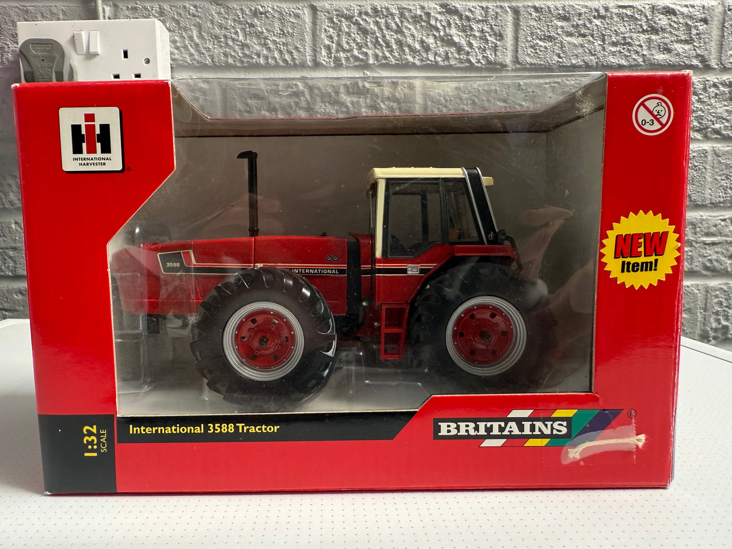 International Harvester 3588 Tractor - Product Number: 43312